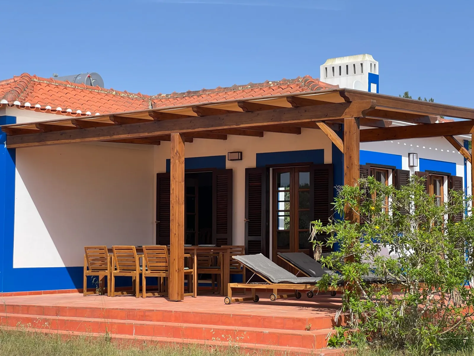 Sunset Corner: Outdoor dining on the terrace